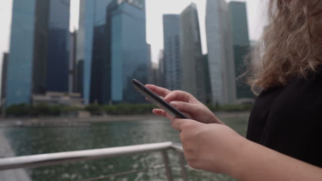 Frau-mit-Smartphone-mit-Internet-in-Großstadt