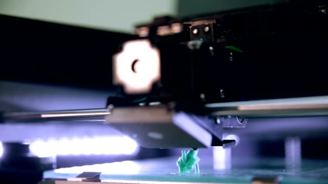 3-d-Drucker-funktioniert,-die-Abbildung-des-menschlichen-aus-Kunststoff