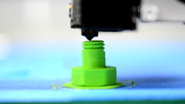 3D-Drucker-macht-oder-Druck-Schraubenmodell,-Schraube-grüne-Farbe-Nahaufnahme