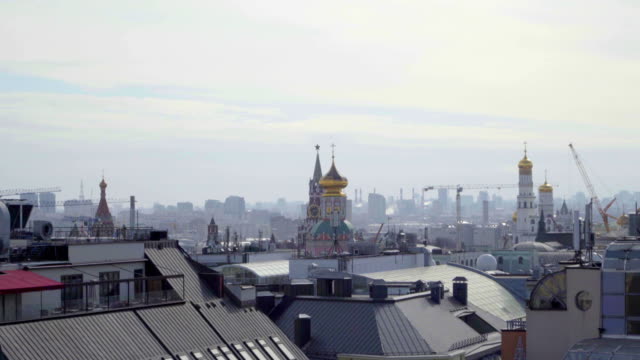 Vista-aérea-de-Panorama-de-Kremlin-de-Moscú-de-concepto-y-próxima-calle-Zoom-out