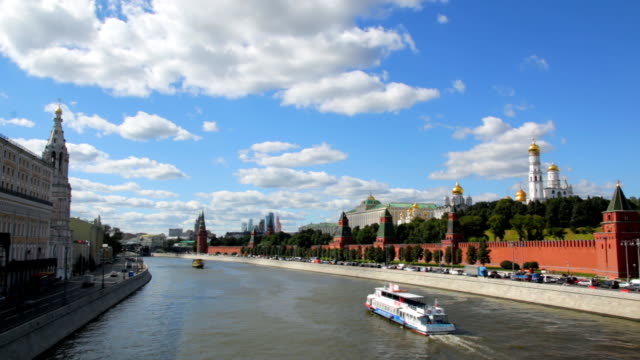 Moskauer-Kreml-und-Ufer-des-Moskauer-Flusses-an-einem-sonnigen-Tag