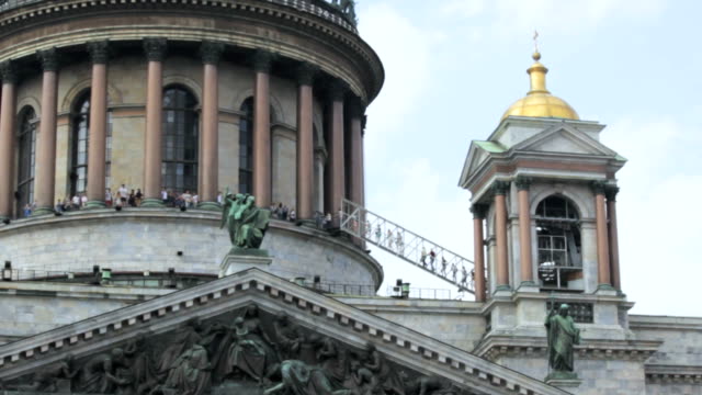 El-punto-superior,-gente-sube-una-escalera,-la-cúpula-de-la-Catedral-de-San-Isaac-en-San-Petersburgo,-Rusia