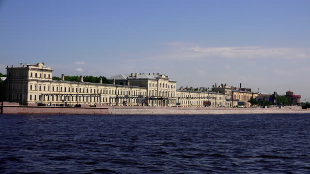 Academia-médica-militar-en-Pirogovskaya-embankment-en-San-Petersburgo.-4K.