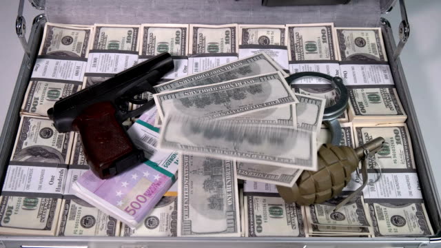 Case-full-of-dollars,-with-american-machine-gun.
