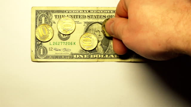 6-Goldmünzen-Nennwert-von-10-Rubel-pro-1-US-Dollar-mit-Währungszeichen-auf-weißem-Hintergrund