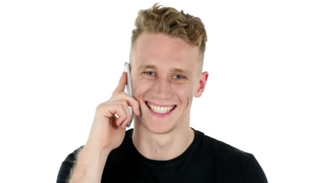 Junger-Mann-auf-weißem-Hintergrund-am-Telefon-sprechen