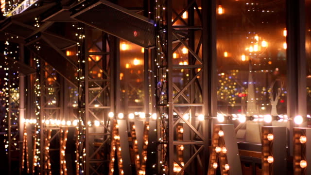 Estado-de-ánimo-de-Navidad,-hermosa-iluminación-LED-en-la-fachada-de-café,-decoración-de-vacaciones
