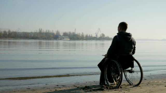 Behinderten-im-Rollstuhl-fordert-Hilfe-von-Gott,-Krüppel-im-Rad