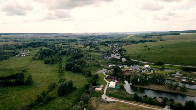 Aerial-kleine-ländliche-Landschaft.-Flug-über-ländliche-Häuser