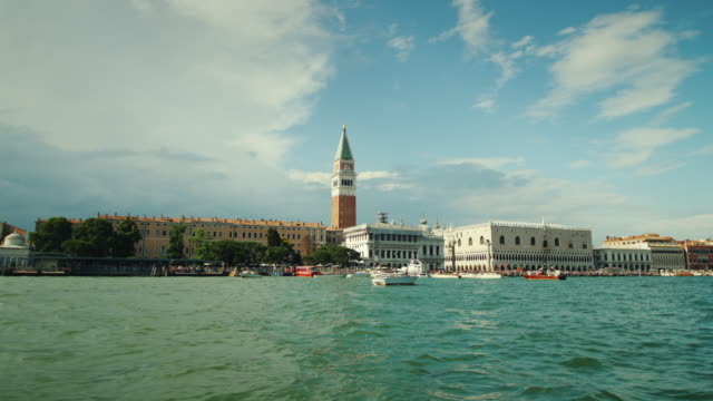 Panorama-von-Venedig-mit-den-Palast-Kniffe.-Klaren-sonnigen-Tag,-Ansicht-von-einem-schwimmenden-Schiff