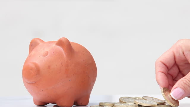 Frau-in-einer-traditionellen-Ton-Piggy-Bank-Geld-sparen