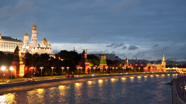 Moskwa-Fluss-in-der-Nähe-des-Kreml-in-der-Nacht.-Moskau,-Russland