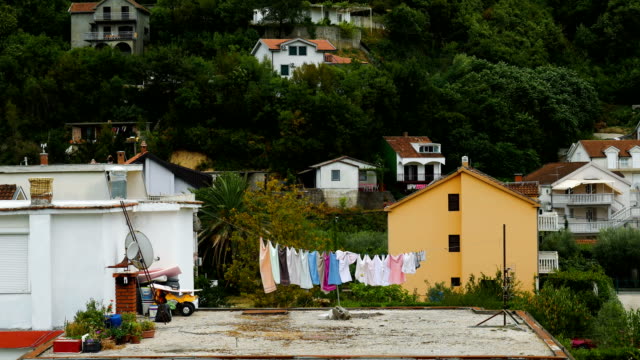 verschiedene-farbige-Wäsche-trocknen-draußen-auf-dem-Dach-in-Montenegro