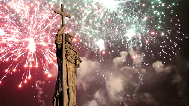 Feuerwerk-über-das-Denkmal-für-Heilige-Prinz-Vladimir-der-große-auf-Borovitskaya-Platz-in-Moskau-in-der-Nähe-des-Kremls,-Russland.--Die-Eröffnungsfeier-fand-am-4.-November-2016
