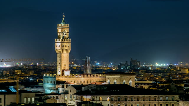 Famoso-Arnolfo-timelapse-de-torre-del-Palazzo-Vecchio-en-la-Piazza-della-Signoria-en-el-crepúsculo-en-Florencia,-Toscana,-Italia