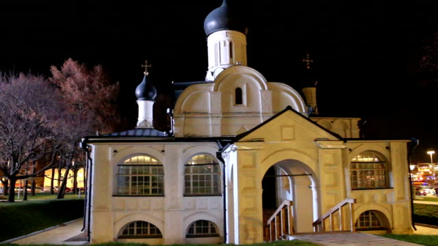 Kirche-der-Empfängnis-St.-Anne-(nachts)--Anzeigen-von-modernen-park-Zarjadje-in-Moskau,-Russland.-Der-Stadtpark-befindet-sich-nahe-dem-Roten-Platz