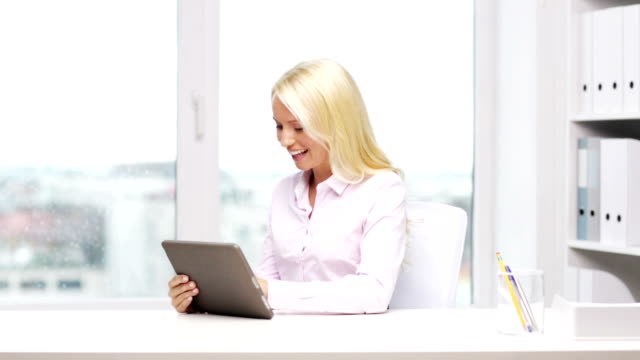 Geschäftsfrau-oder-Student-mit-Tablet-pc-Computer-im-Büro