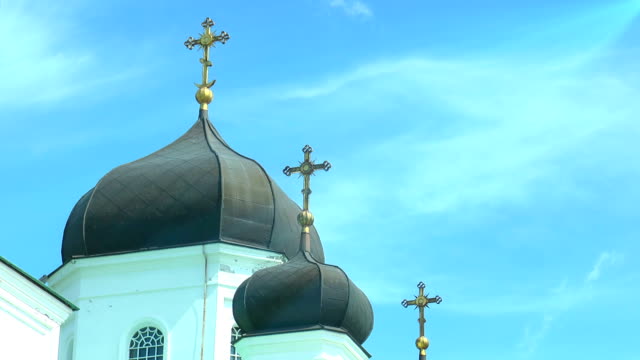 Cúpulas-de-la-iglesia-ortodoxa-contra-el-cielo-con-nubes