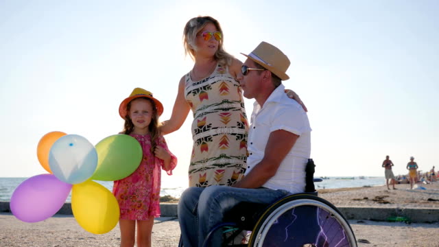 Familie-sprechen-über-Schwangerschaft-Eltern-ungültig-in-Rollstuhl-mit-Kind