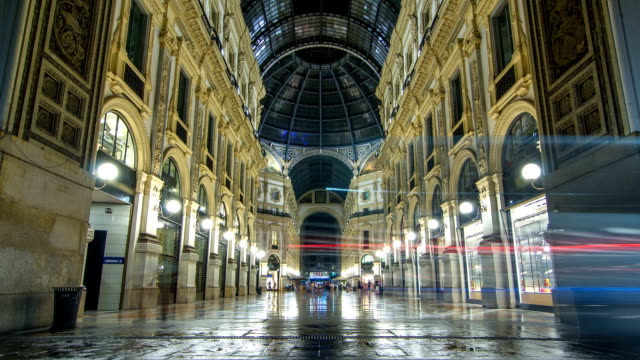 Entrada-de-la-Galleria-Vittorio-Emanuele-II-timelapse-de-Via-Tommaso-Grossi-en-la-noche
