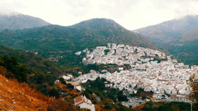 Viele-weiße-Häuser-sind-hoch-in-den-Bergen,-Panoramablick,-atemberaubende-Schönheit-der-weißen-Dörfer-Andalusiens-in-Spanien.