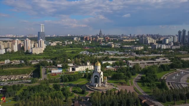 Rusia-verano-día-Moscú-paisaje-urbano-iglesia-aérea-panorama-4k