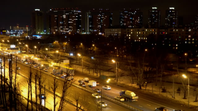 Nacht-Panorama-des-Verkehrs-am-Rande-der-Stadt