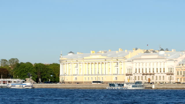 Senado-y-el-edificio-de-Sínodo-y-el-río-Neva-en-el-verano---St.-Petersburg,-Rusia