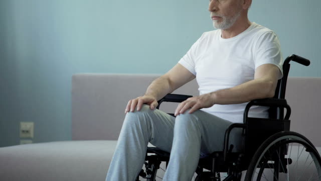 Hombre-herido-en-silla-de-ruedas-en-el-centro-de-rehabilitación-de-salud,-espera-volver-a-andar
