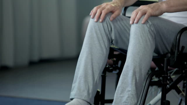 Alter-Mann-im-Rollstuhl-zielstrebig-voran,-in-der-Hoffnung-auf-schnelle-Genesung
