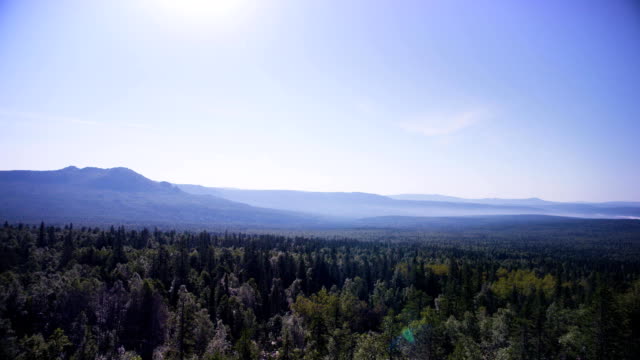 Schöne-Aussicht-in-Pieniny-Nationalpark-mit-sonniger-Morgen-und-Nebel.-Natürlichen-Blick-auf-drei-Schwestern-mit-Mountain-Nebel-in-den-Blue-mountains