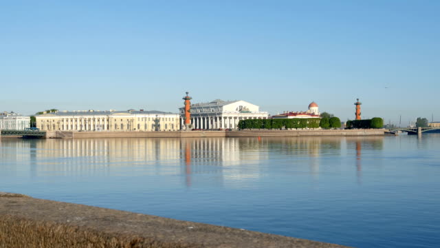 Vista-de-la-escupida-de-la-Isla-Vasilievsky-y-río-Neva-en-la-mañana-de-verano---San-Petersburgo,-Rusia