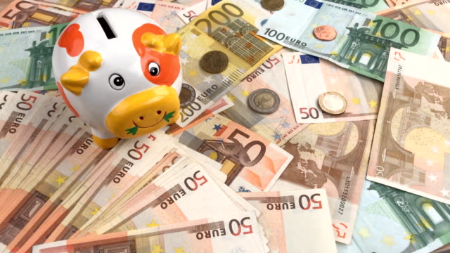 Euro-Banknoten-auf-dem-Tisch