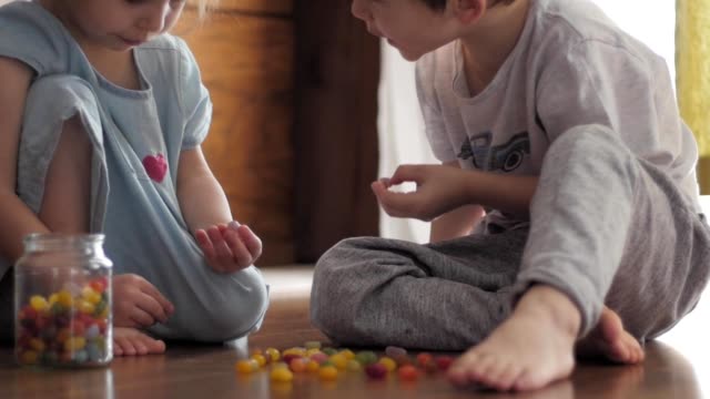 kids-eating-candies