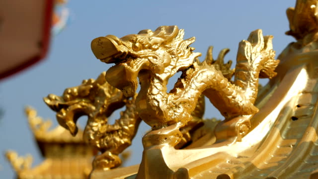 Goldene-Statue-des-chinesischen-Drachens-in-der-Tempelanlage.-Ornament-und-Dekoration-im-chinesischen-Tempel