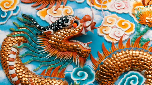Wandskulptur-in-Form-von-großen-goldenen-chinesischen-Drachen.-Basrelief-im-chinesischen-Stil.-Originelle-Wanddekoration