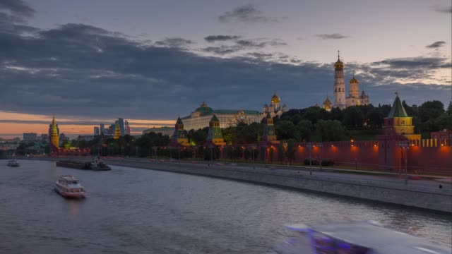 Sonnenuntergang-Himmel-Moskauer-Kreml-Verkehr-Fluss-Bucht-Panorama-4-k-Zeit-hinfällig,-Russland