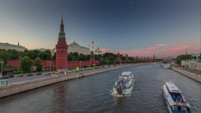 Sonnenuntergang-Dämmerung-Moskau-Fluss-Kreml-Verkehr-Panorama-4-k-Zeit-hinfällig,-Russland