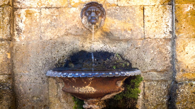 Wasser-fließt-auf-die-Straße-Brunnen-an-der-italienischen-Kleinstadt