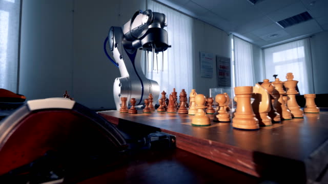 Schach-Spiel-zwischen-einem-Menschen-und-einer-künstlichen-Intelligenz.