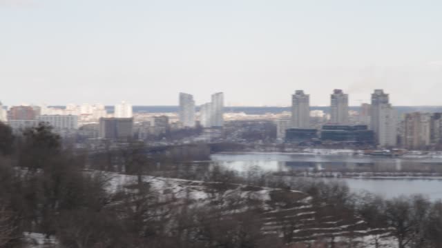 Kiew,-24.-März-2018,-Ukraine.-Blick-auf-die-Stadt-und-Immobilien-durch-den-Winter-Fluss-im-Eis.