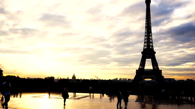 Passanten-in-der-Nähe-von-Eiffelturm-mit-Wolkengebilde-Hintergrund