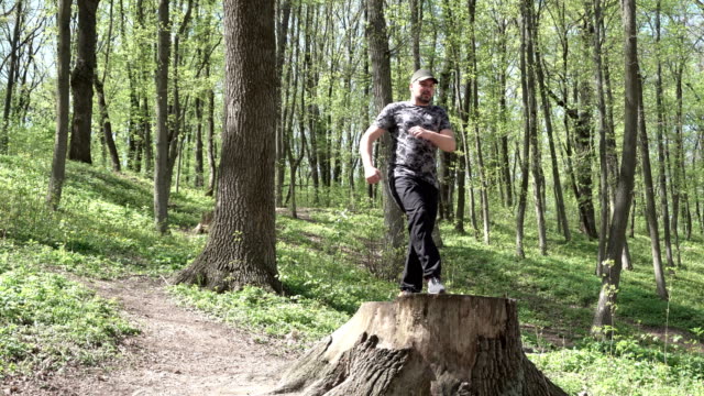 Ein-Mann-läuft-in-einem-großen-Baumstumpf