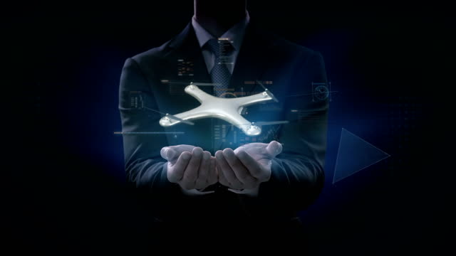 Hombre-de-negocios-abre-dos-Palmas,-rotación-de-aviones-no-tripulados,-Quadrocopter,-con-interfaz-de-usuario-futurista,-gráfico-Virtual.-4k.