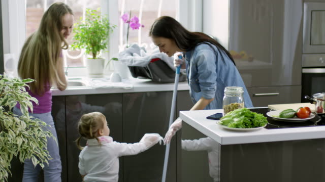 Kleine-Mädchen-helfen-Mutter-Reinigung-Küche