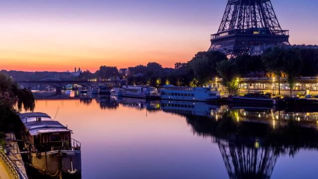 Eiffelturm-und-der-Seine-Fluss-Nacht-zu-Tag-Timelapse,-Paris,-Frankreich