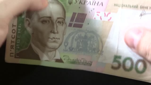 En-efectivo-de-dinero-ucraniano---500-cuentas-de-grivna.-Dinero-de-Ucrania---hryvnia