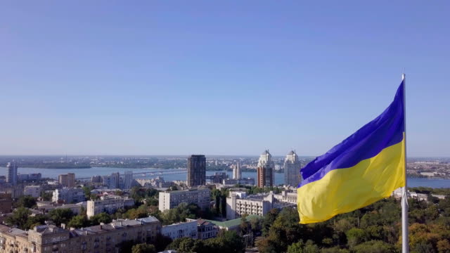 Flagge-der-Ukraine-vor-dem-Hintergrund-der-Stadt-"Dnipro"