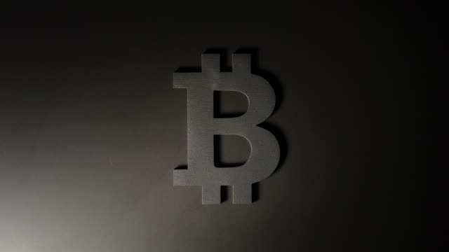 Moviendo-la-luz-ilumina-el-símbolo-de-bitcoin