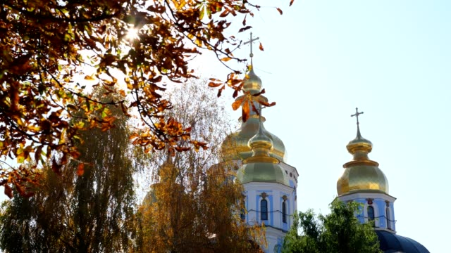 Herbstsaison.-Orthodoxe-christliche-Kirche-und-Bäume.-Kiew.
